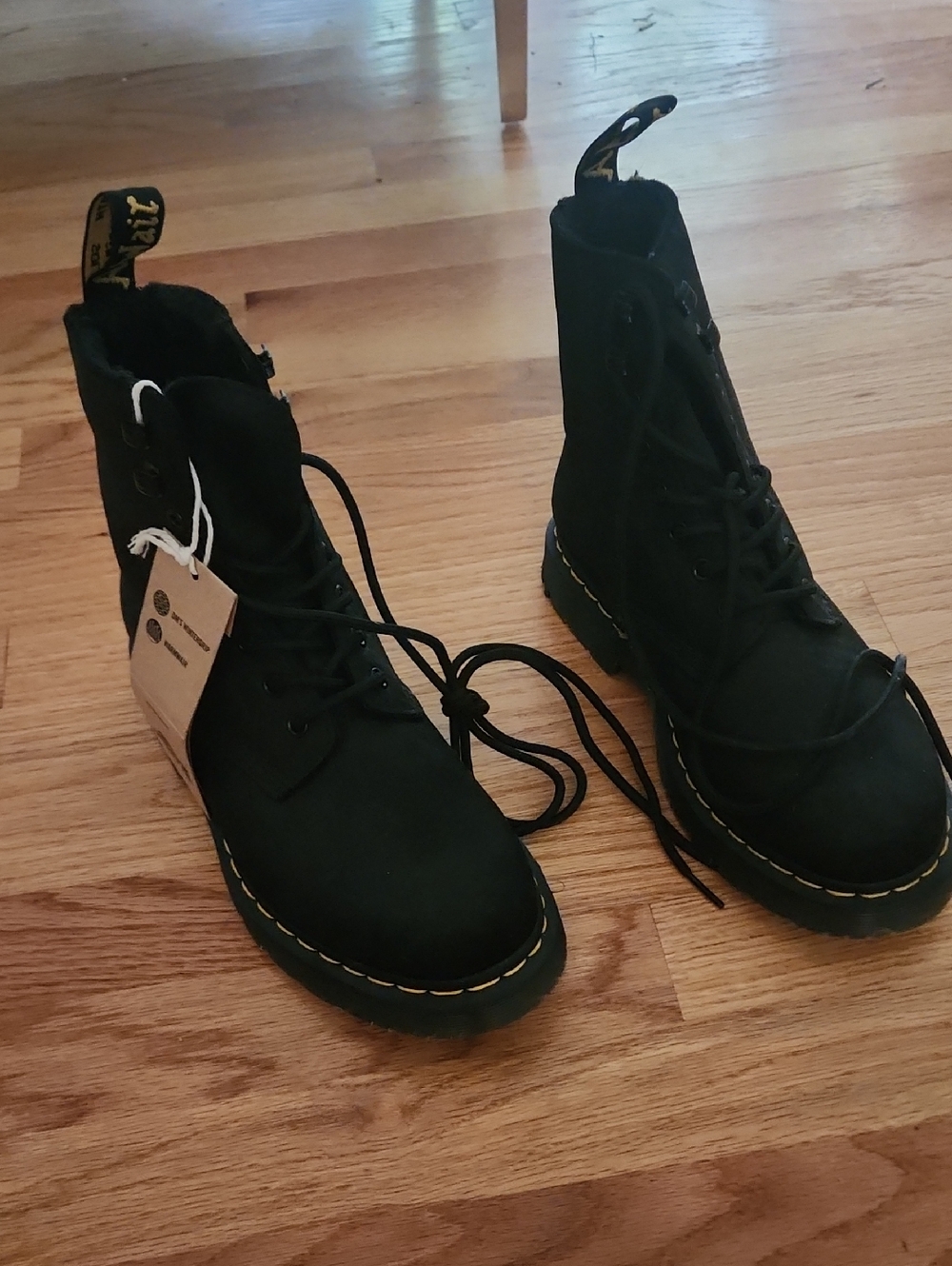 New  Dr. Martens Sherpa Lined Unisex Boots Mens Size 7  Womens 8